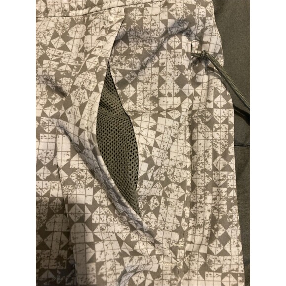 VRST Men's 5” Resort Short Print White/Silver Stamped Geo Size M NWT - Picture 10 of 14